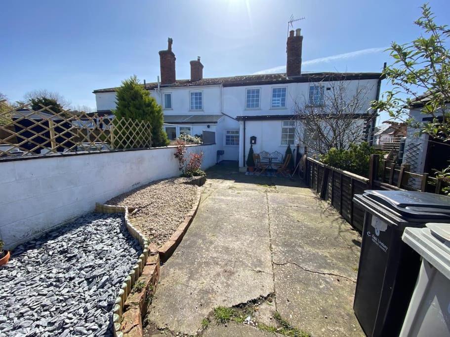 Quaint Beachside Cottage Chapel Saint Leonards Exterior photo